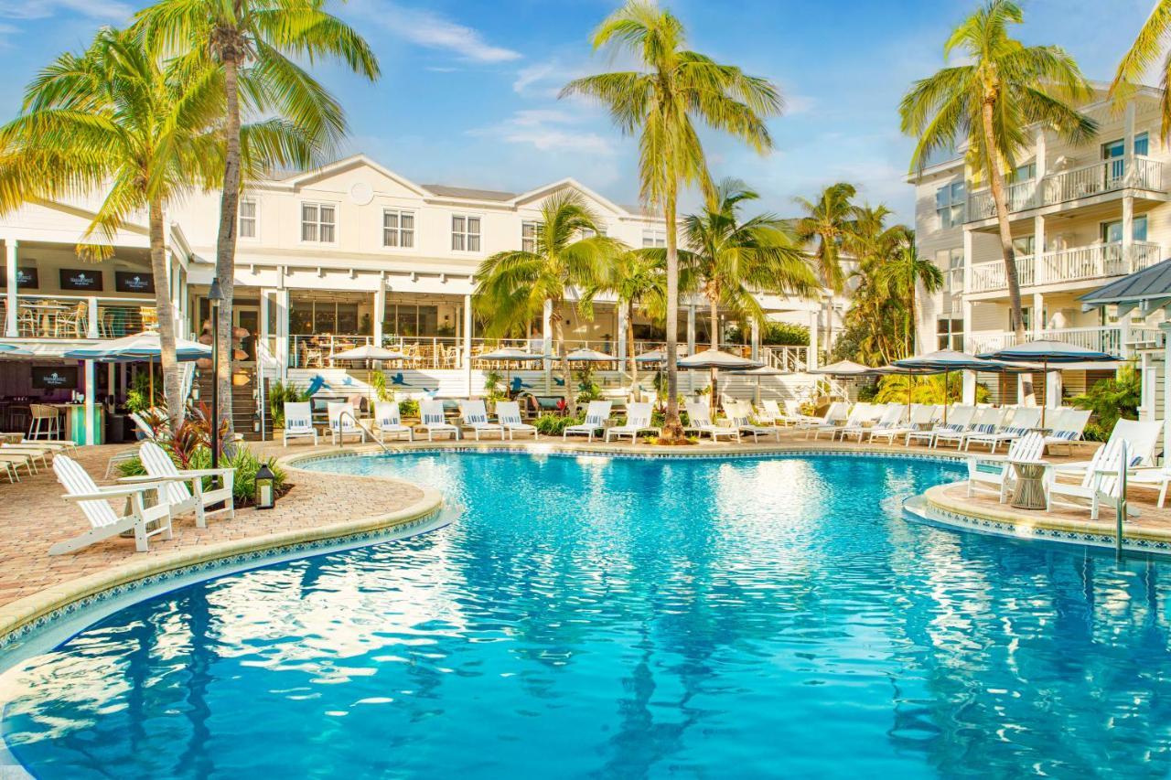 Quarto com Cama King-size e Vista da Piscina